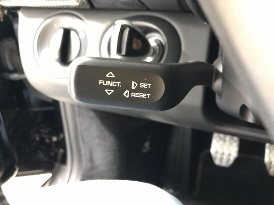 Детали интерьера Porsche 911 GT2 (997) 2008 года  (NA) (фото 64 из 107)